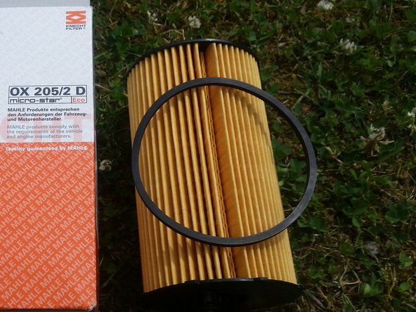 Comparer l'ancien et le nouveau filtre à huile puis changer le joint de la cloche.