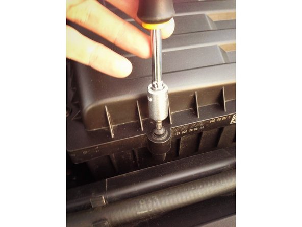 Positionnez le dans les trous de vis puis appuyez dessus pour le clipser, ensuite vous devrez revisser les 8 vis autour du cache filtre à air grâce au Tournevis TORX avec embout de 25.