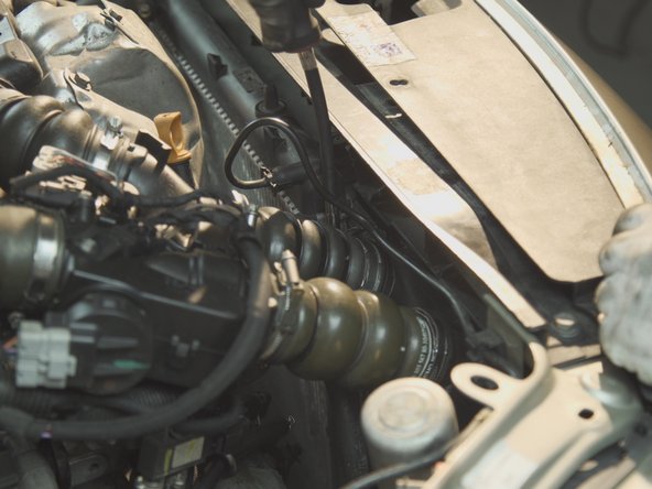 Répéter l'opération sur les deux colliers du bas des durites