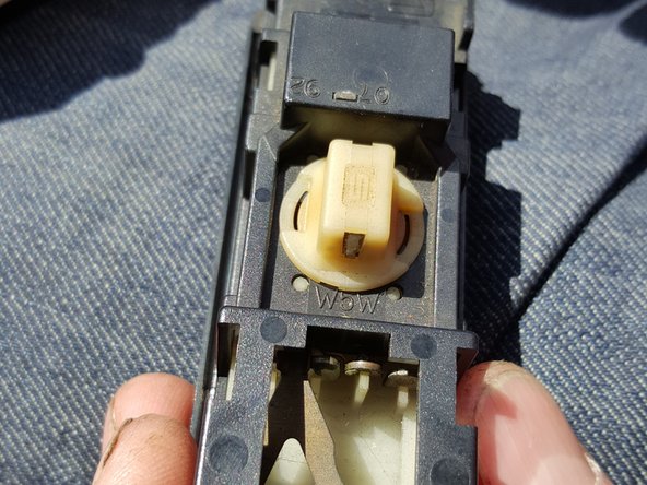 Visser le support d'1/4 de tour sur le plafonnier