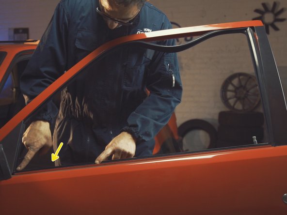 
Before replacing the window, you must see the rail guiding the window in the door
