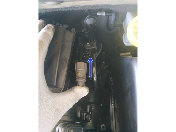 On aura placé un chiffon sous la sortie du filtre car du gasoil va couler.