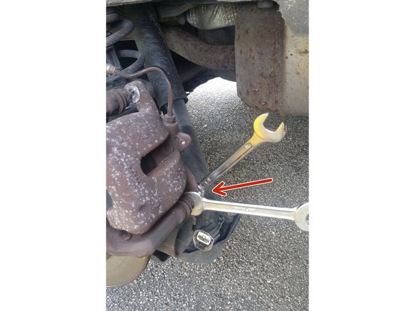 enlever la coiffe et la poser délicatement sur le coté en veillant a ne pas plier la durite de liquide de frein