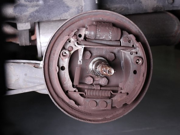 Tournez tout en tirant vers vous pour retirer le tambour