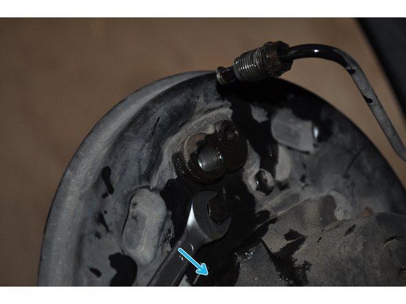 Déposer les vis de fixation du cylindre de roue