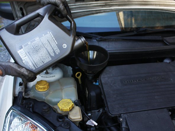 Verser environ 3l d'huile préconisée par le constructeur.