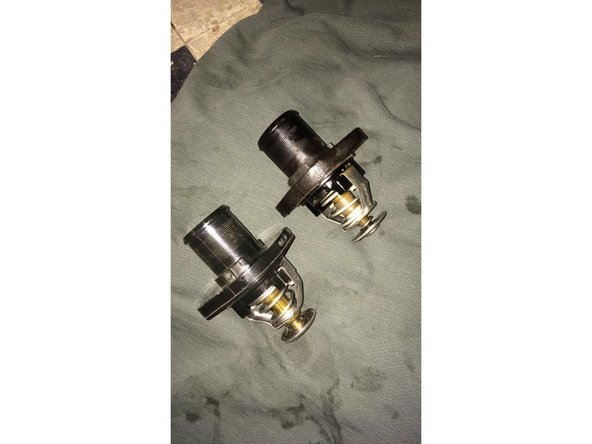 Posez le nouveau thermostat et serrez les deux vis de 10 MM