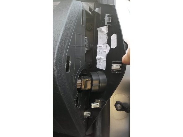 Pièce soulever pour accéder au connecteur du bouton tournant.