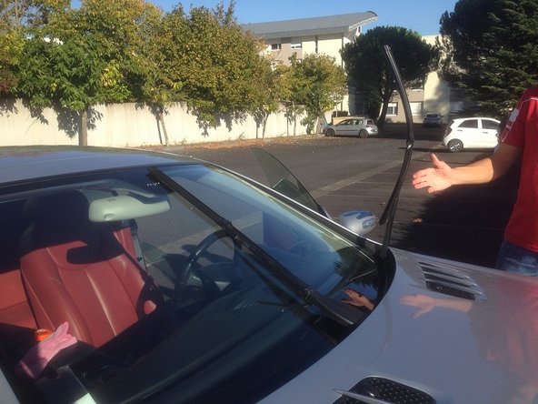 Levez alors le bras de l'essuie-glace.