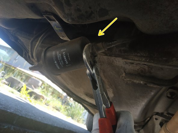 placer un sceau ou un bac de récupération sous le filtre