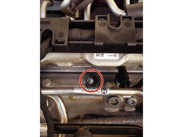 Passez un coup de soufflette dessus ainsi que sur le moteur pour enlever toutes les impuretés autour de celle ci.