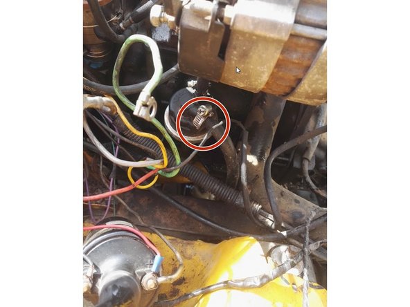 Débrancher la durite d'arrivée d'essence et la condamner