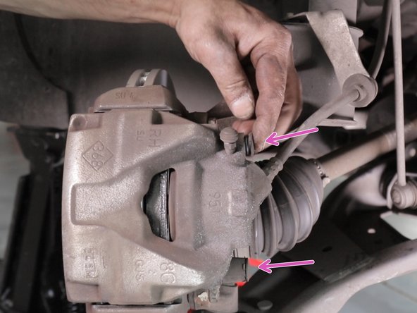 Appuyer plusieurs fois sur la pédale de frein afin de rapprocher au maximum les plaquettes de frein sur le disque afin d'avoir un freinage optimal