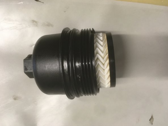 Remonter le filtre sur le véhicule, en commençant à le serrer à la main et finir le serrage à l'aide du cliquet