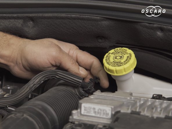 Dé-clipser l'agrafe présente sur la durite d'admission d'air et déplacer le tuyau de dépression