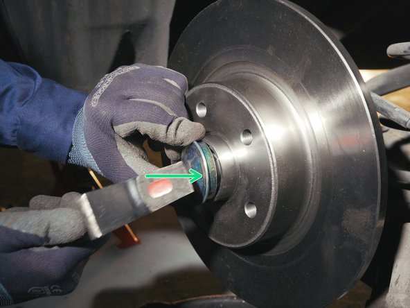 Tapoter légèrement avec le marteau sur les côtés du cache pour le bloquer