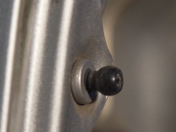 Replacer le feu dans son emplacement tout en respectant les deux guides présents sur le côté extérieur