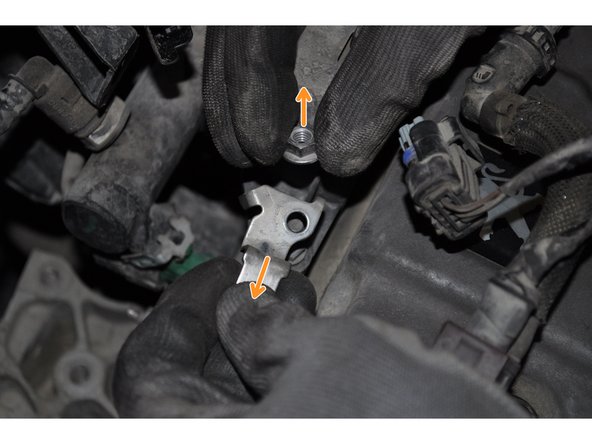 Il s'agit du support de la durite de carburant.