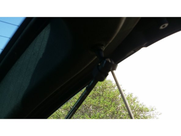 De la même manière, retirer avec un tournevis le second clips qui fixe l'autre extrémité du vérin.