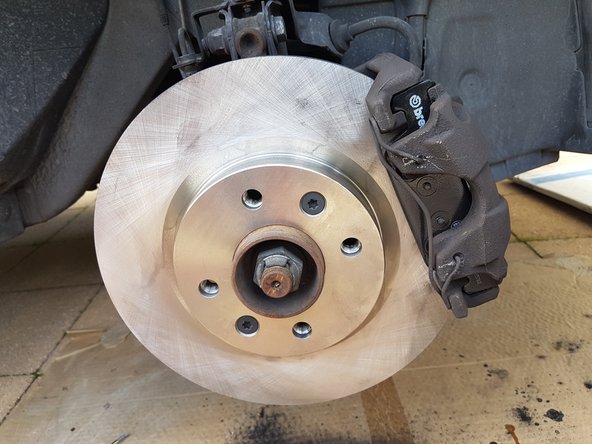 Vaporiser un peu de nettoyant frein sur le disque pour enlever les traces de gras et remontez la roue.