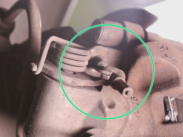 Pomper lentement la pédale de frein pour amorcer le circuit après avoir remonté la roue