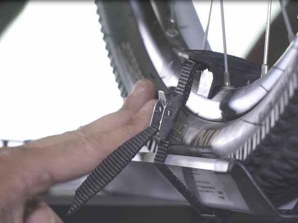 Répéter l'opération sur le pneu avant