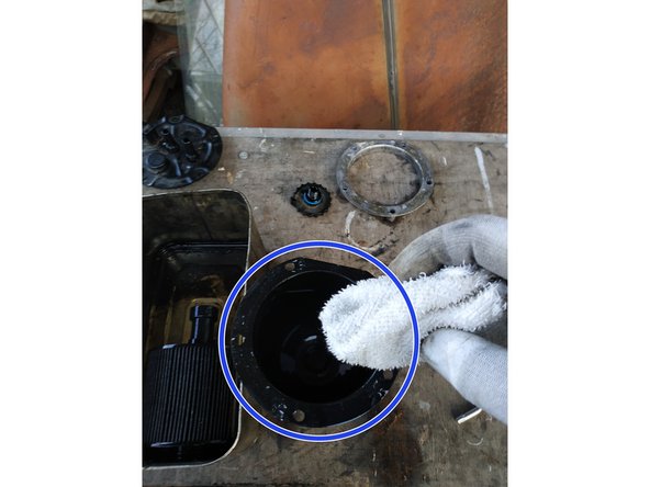 La vis en plastique fournie avec le nouveau filtre sert surtout à débloquer les filtres dont la partie épouse parfaitement la cuve (modèle de droite).