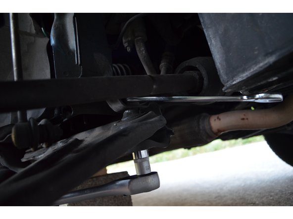 Vis inférieure à desserrer avec une douille de 15mm.