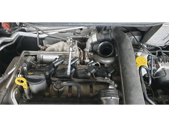 Une fois les quatre connectiques débranchées, dévisser les vis de fixation des bobines d'allumage.