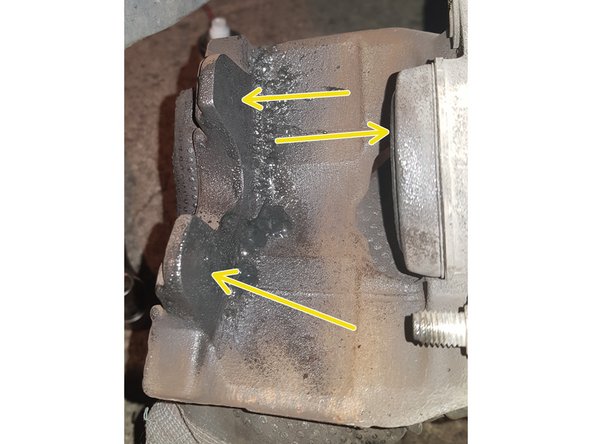 Pulvérisez de la pâte sur toutes les surfaces de contact que vous aurez préalablement nettoyé.
