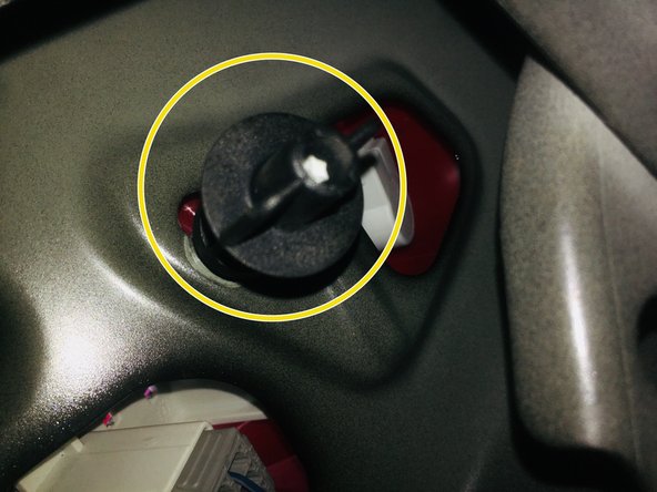 Visser l’écrou oreille à la main.