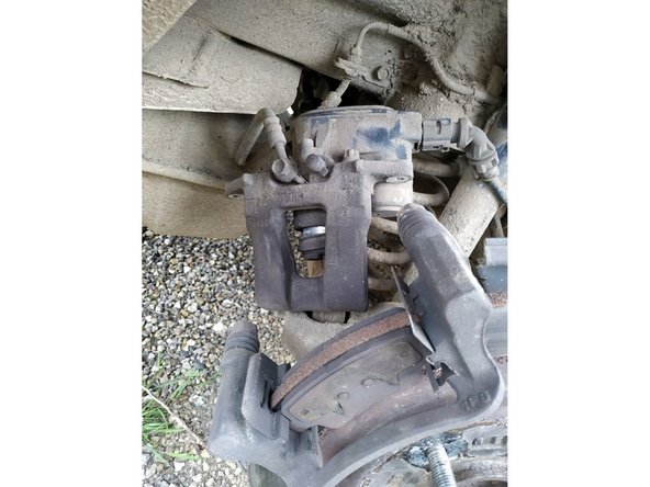 Déposer l'étrier en le calant dans la suspension en prenant garde de ne pas abimer les flexibles.