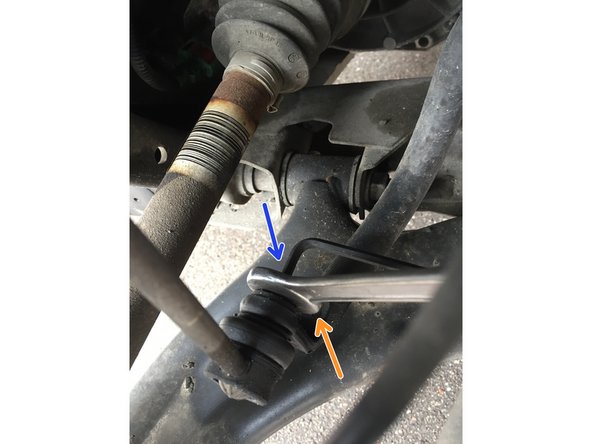 Desserrer l’écrou a l'aide d'une clé plat adapté (ici de 16 mais cela dépend aussi de la marque des biellettes)