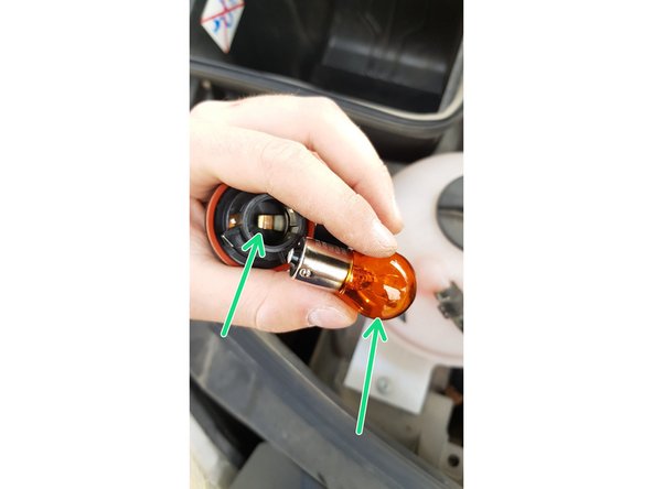 Quand vous avez sorti l'ampoule du logement, pivoter (dans le sens du dévissage) délicatement afin de la sortir de la connectique puis mettez en place la nouvelle ampoule.