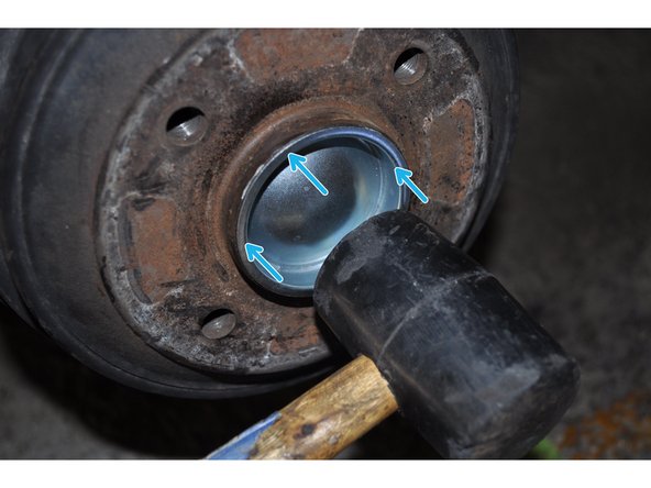 Reposer le capuchon à l'aide d'un maillet