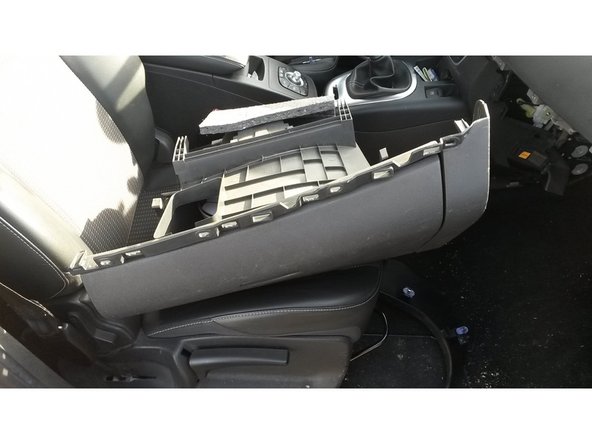 La boite à gants sur le siège passager.