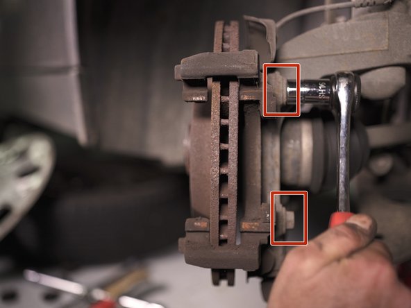 Desserrer les deux vis de la chape à l'aide d'un cliquet et une douille de 16