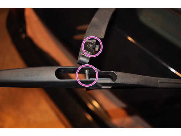 Repérer et aligner correctement l'encoche avec le pivot du balai.