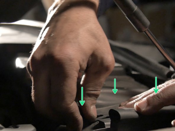 Replacer les caches à chaque extrémités en verrouillant les 3 accroches