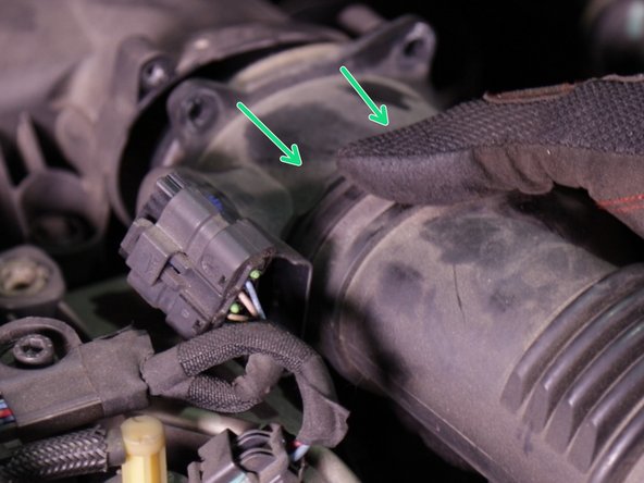 Déclipsser le bas puis le haut de la durite d’entrée d'air du turbo puis retirer la