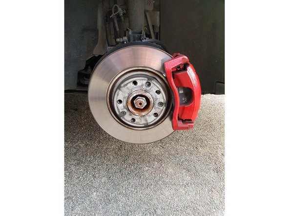 
Replace your wheel in its housing then screw the 5 studs firmly.
