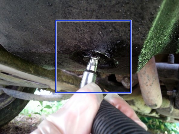 Revisser à la main le bouchon de carter puis serrer à la clé.