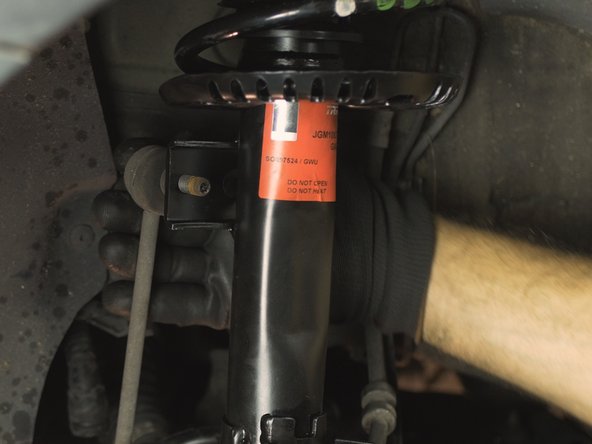 Replacer la biellette de barre stabilisatrice dans son emplacement et replacer son boulon