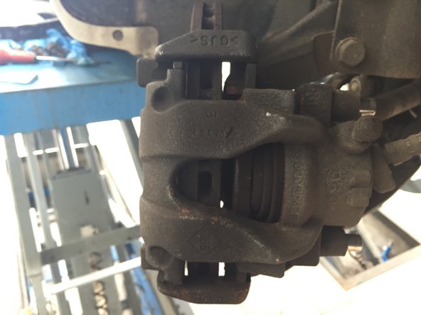 Déviser les deux vis l'étrier à l'aide de la BTR de 7