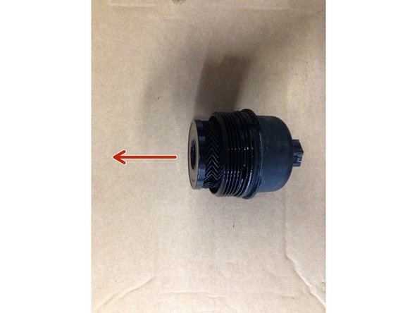 Retirer la cartouche du filtre à huile en la tirant vers l’extérieur