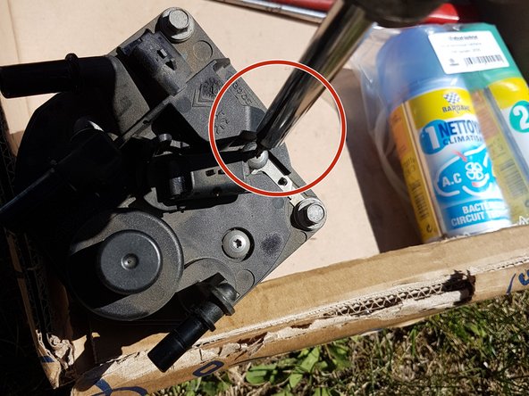 Dévisser les 3 vis torx T15