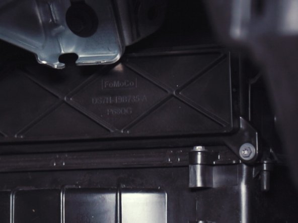 Replacer la vis sur le couvercle et la serrer à l'aide du tournevis Torx T10