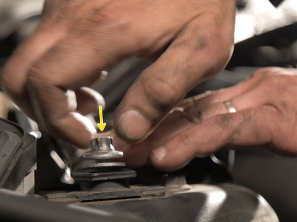 Resserrer la vis à l'aide du cliquet et d'une douille Torx de 14