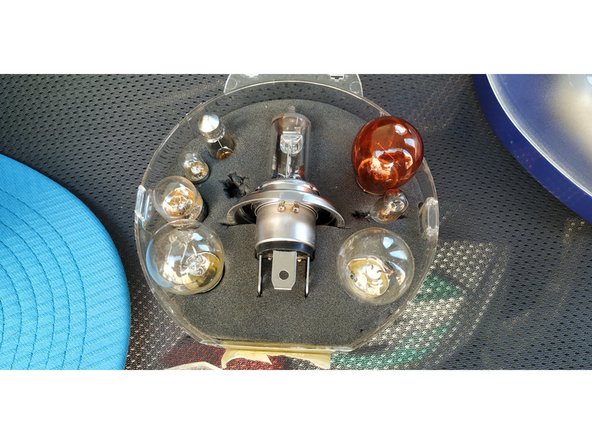 la remplacer par une ampoule neuve équivalente (même type, même puissance etc)