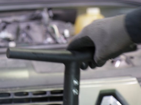 Relever doucement le moteur à l'aide du cric